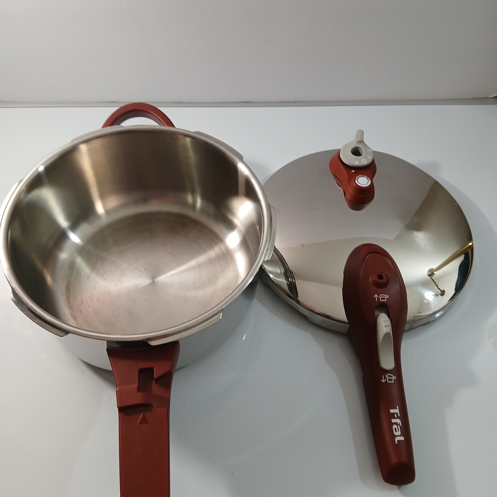 Silver and Red Pressure Cooker 4L - Picture 8 of 15